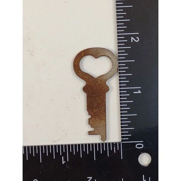 Vintage Flat Heart Key Steamer Trunk - Picture 8 of 10